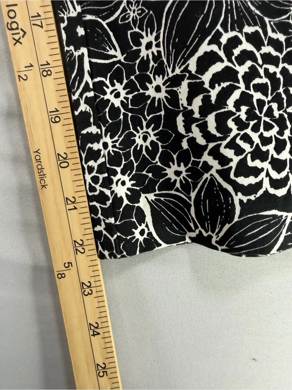 Croft & Barrow Size 10 Black White Floral Stretch Capri Crop Pants Casual # 974